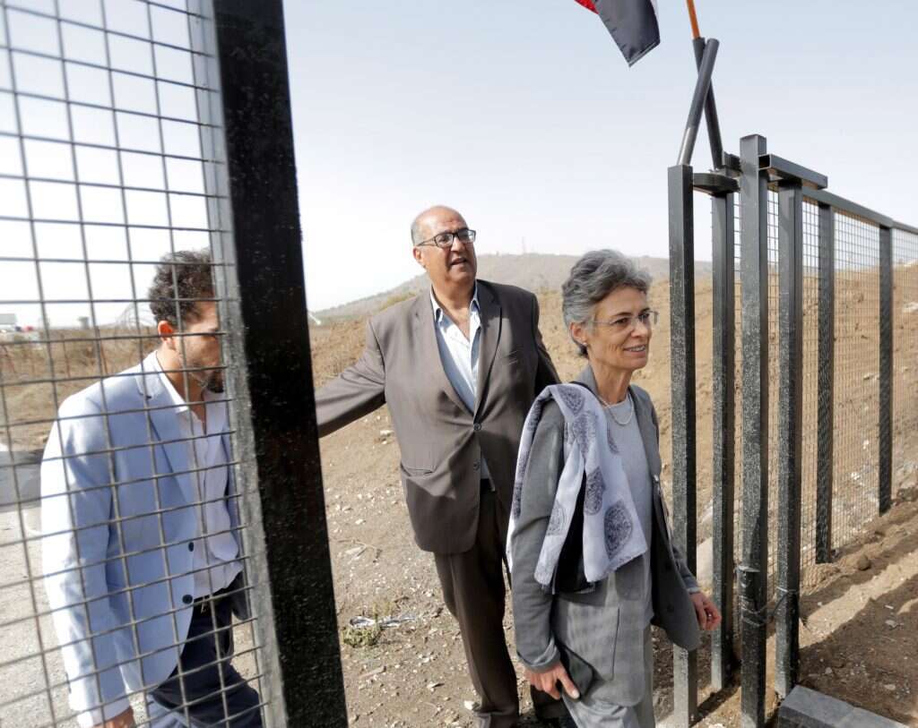 ראש תנועת הצלב האדום, מריאנה גאסר, במעבר קוניטרה לאחר שהוא נפתח מחדש. | EPA