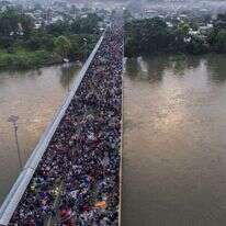 שיירת מהגרים מהונדורס לארה"ב על גשר במקסיקו, 2018. | AFP