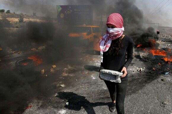 הפגנה של פלסטינים נגד פינוי חאן אל אחמר. | AFP הפגנה של פלסטינים נגד פינוי חאן אל אחמר. | AFP
