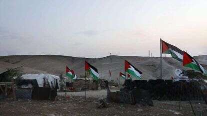 דגלי פלסטין בחאן אל אחמר. | AFP