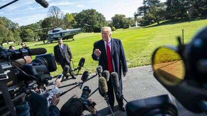 מאיים על ממשלות מרכז אמריקה. נשיא ארה"ב דונלד טראמפ. | EPA מאיים על ממשלות מרכז אמריקה. נשיא ארה"ב דונלד טראמפ. | EPA