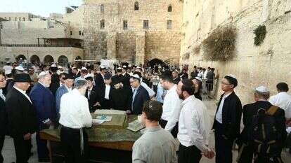 סגן נשיא סין וואנג צ'י-שאן בעיר העתיקה. | מירי שמעונוביץ, משרד החוץ סגן נשיא סין וואנג צ'י-שאן בעיר העתיקה. | מירי שמעונוביץ, משרד החוץ