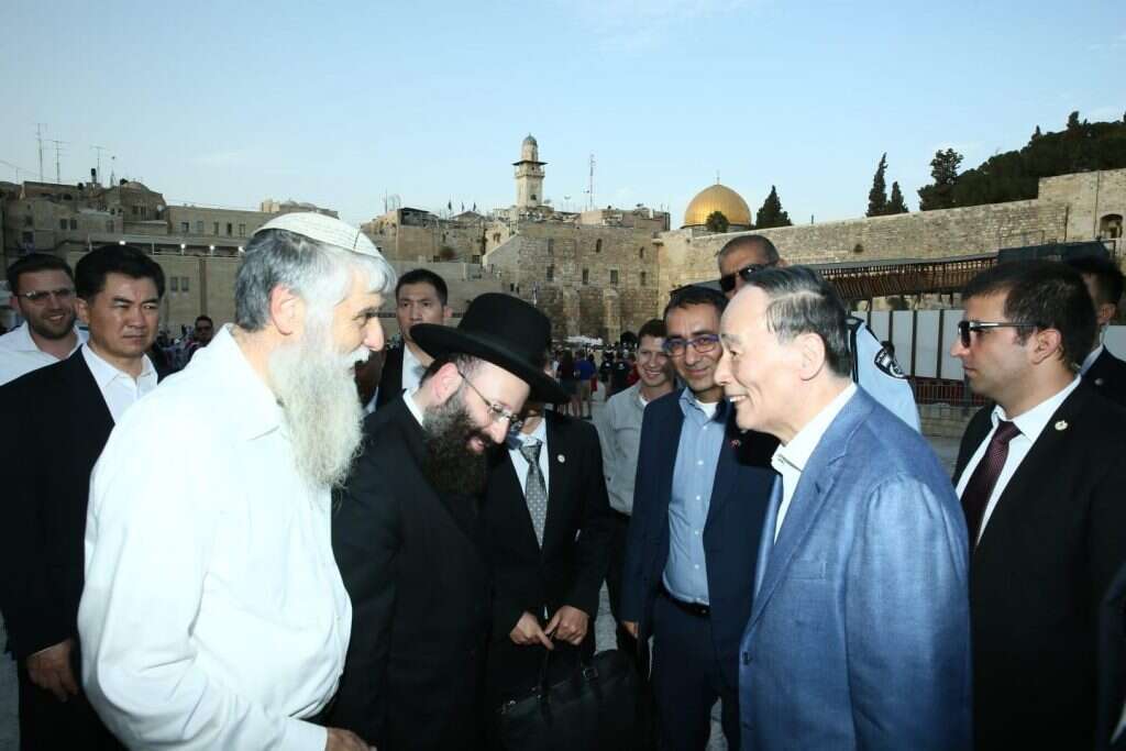 סגן נשיא סין וואנג צ'י-שאן בכותל. | מירי שמעונוביץ, משרד החוץ סגן נשיא סין וואנג צ'י-שאן בכותל. | מירי שמעונוביץ, משרד החוץ