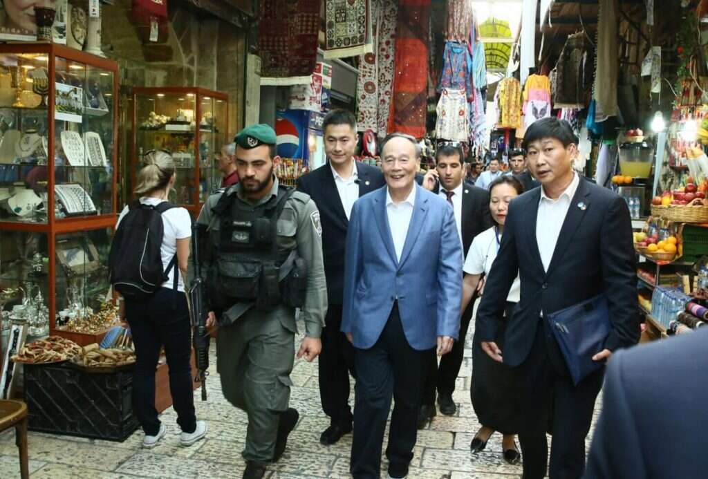 סגן נשיא סין וואנג צ'י-שאן בעיר העתיקה. | מירי שמעונוביץ, משרד החוץ סגן נשיא סין וואנג צ'י-שאן בעיר העתיקה. | מירי שמעונוביץ, משרד החוץ