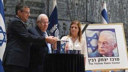 נשיא המדינה מדליק נר זיכרון בפתיחת אירועי יום הזיכרון ליצחק רבין, 2017. | מארק ניימן/לע"מ נשיא המדינה מדליק נר זיכרון בפתיחת אירועי יום הזיכרון ליצחק רבין, 2017. | מארק ניימן/לע"מ