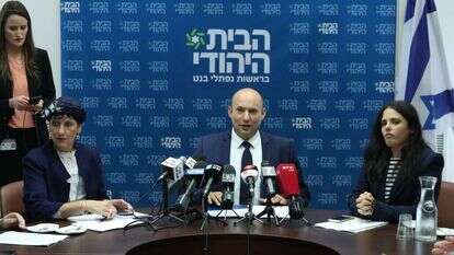 נפתלי בנט בחדר סיעת הבית היהודי. | מרים צחי נפתלי בנט בחדר סיעת הבית היהודי. | מרים צחי