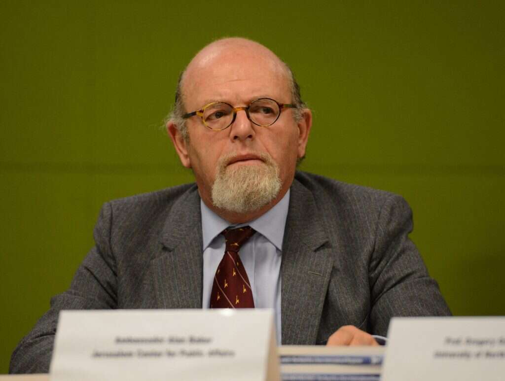 אלן בייקר. | שחר עזרן