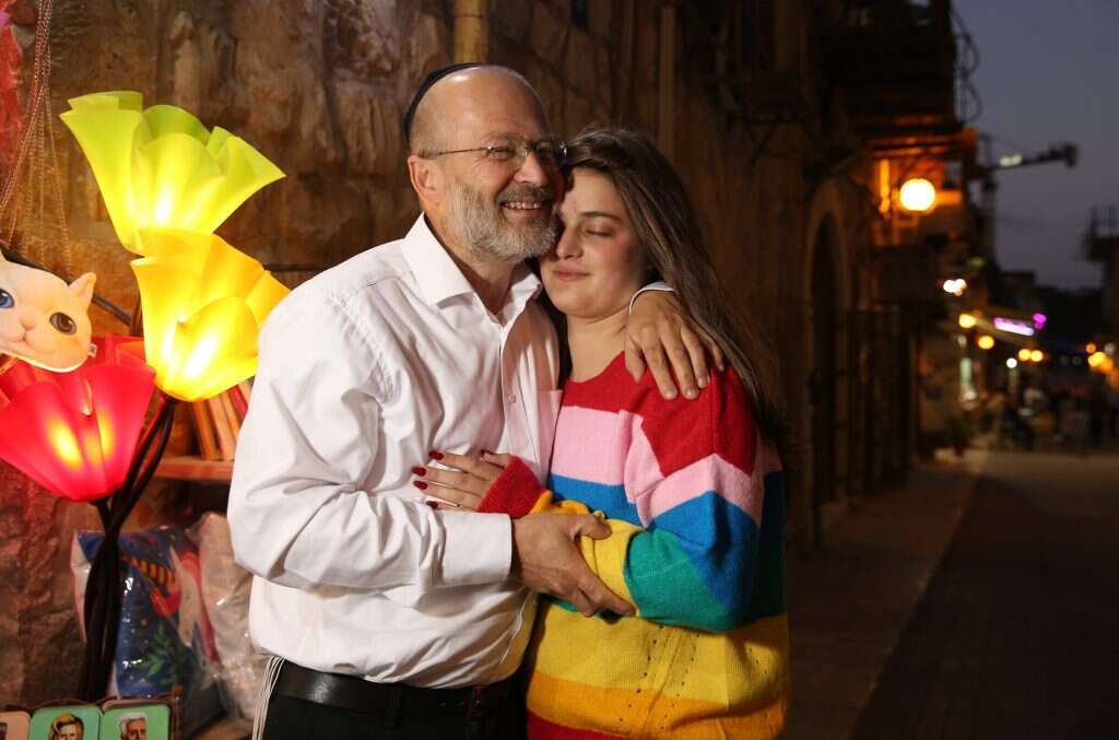 אלישבע זילברשלג ואביה הרב דוד כרפס. | מרים צחי