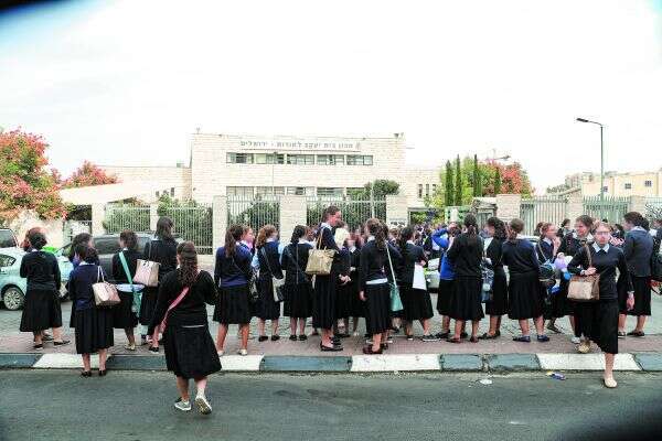 סמינר חרדי (למצולמות אין קשר לכתבה). | מרים צחי