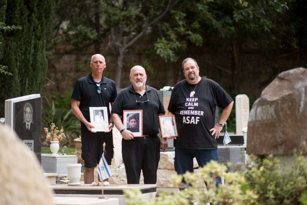 יוסי צור, יוסי מנדלביץ' ורון קרמן עם תמונות ילדיהם. | מורן מעיין