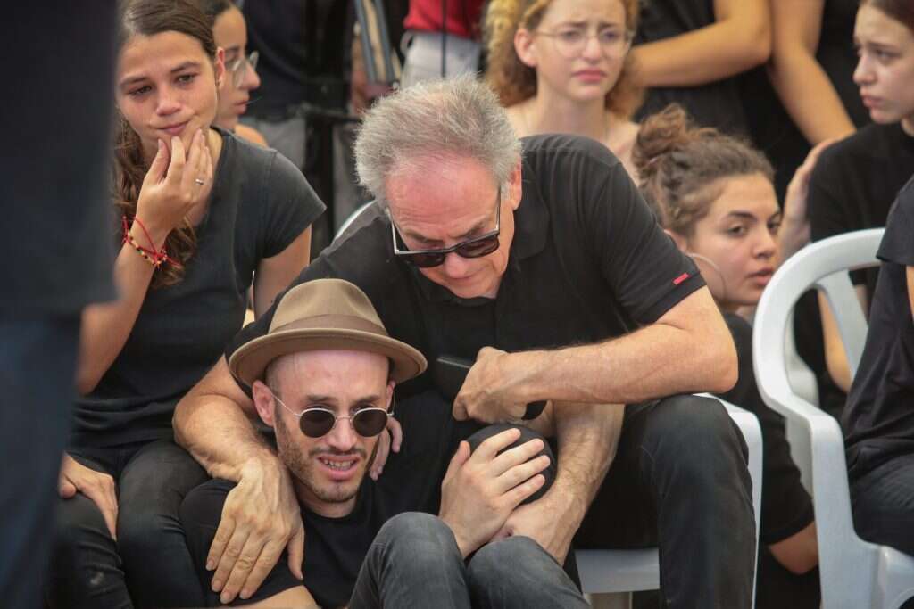 נתן עם אבי נשר בהלווייתו של ארי ז"ל. | פלאש 90