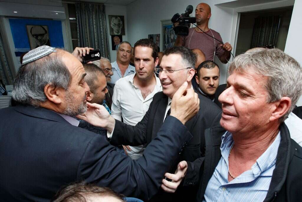 גדעון סער עם הודעתו על חזרה לפוליטיקה באפריל 2017. | אנצ'ו ג'וש ג'יני