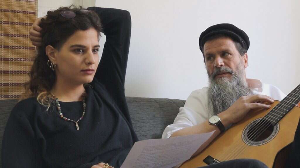 הרב דורון רוזיליו ובתו רות, מתוך הסרט "אור חוזר". | רעיה ורדי־טובול, באדיבות HOT8