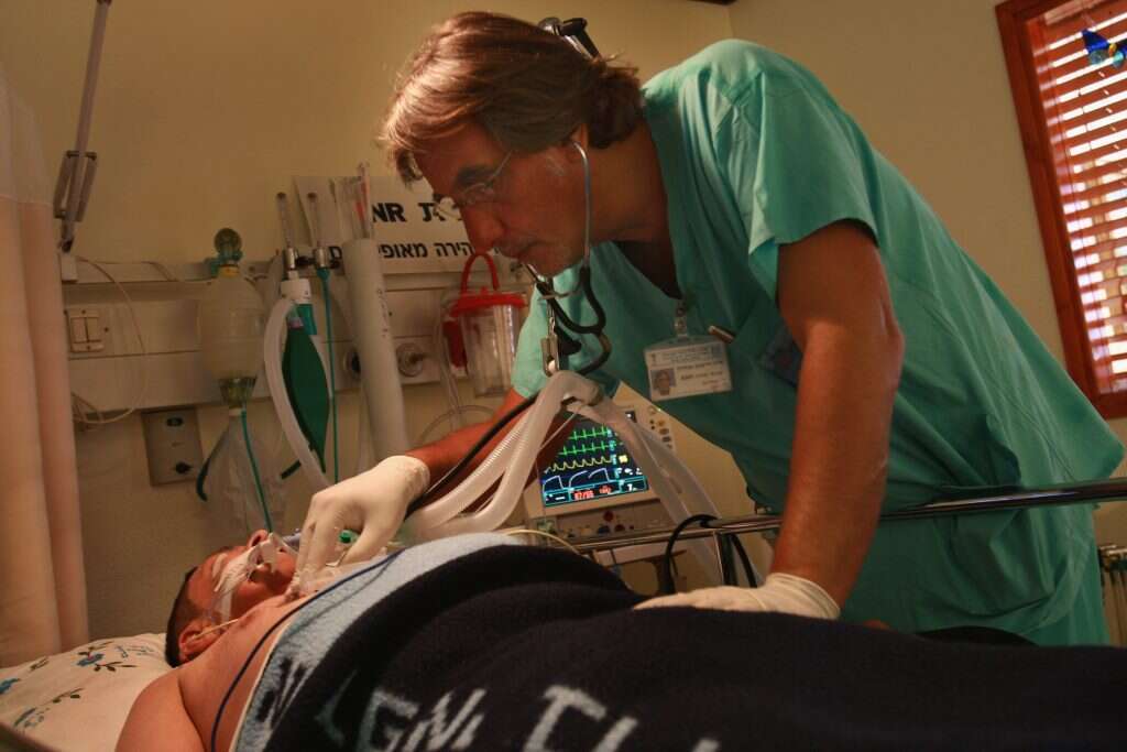 ד"ר וייסמן במרפאת ANR. | גטי אימג'ס