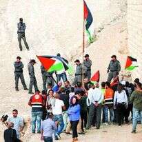 פלסטינים מפגינים בחאן אל־אחמר. | EPA