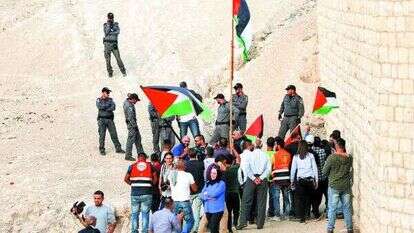 פלסטינים מפגינים בחאן אל־אחמר. | EPA