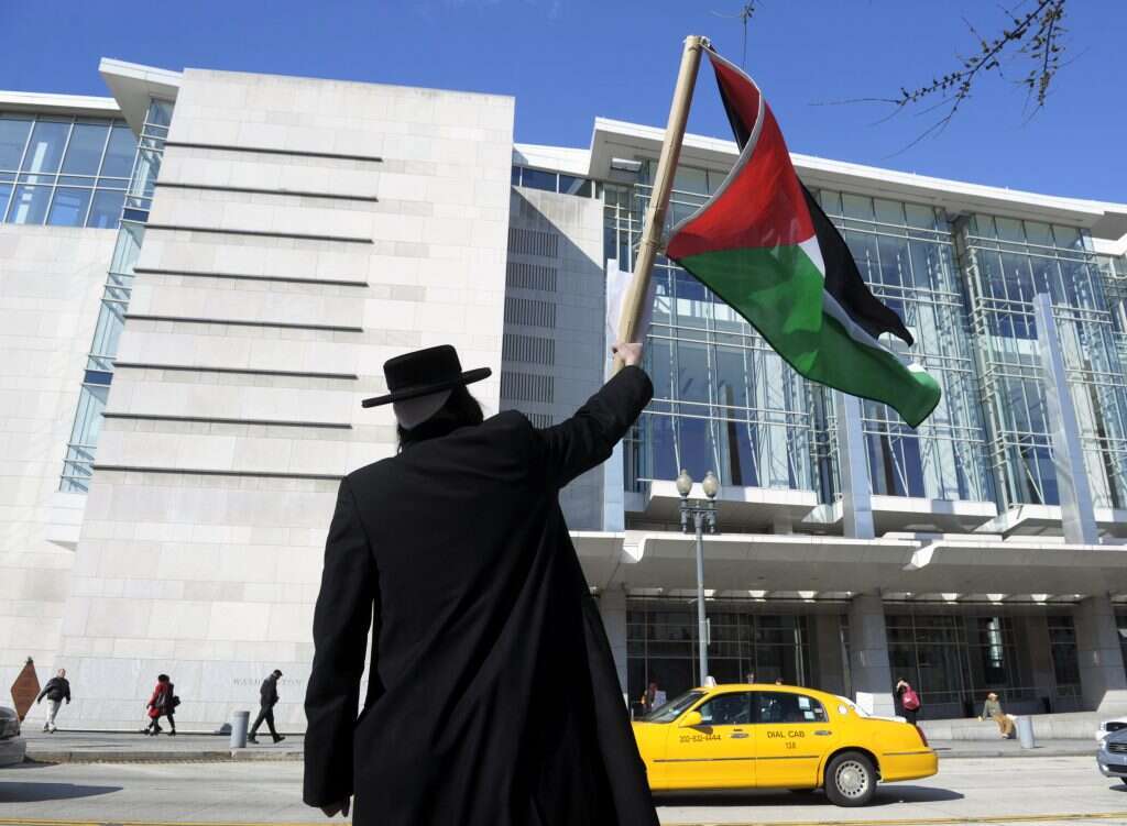 חסיד נטורי קרתא מפגין בניו-יורק | AP חסיד נטורי קרתא מפגין בניו-יורק | AP