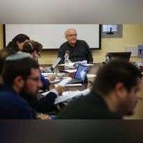 שופט העליון ניל הנדל. | אבישג שאר ישוב