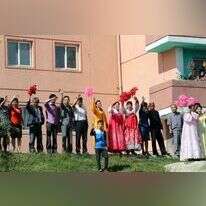 אזרחים צפון קוריאנים מנופפים לשלום לשיירה של קים ג'ונג און בדרכו לפגישה עם עמיתו מדרום קוריאה. | AFP