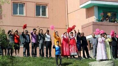 אזרחים צפון קוריאנים מנופפים לשלום לשיירה של קים ג'ונג און בדרכו לפגישה עם עמיתו מדרום קוריאה. | AFP