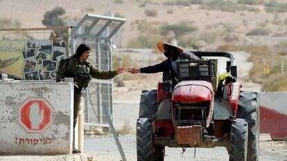 בידוק במעבר גבול צופר. | מרים צחי
