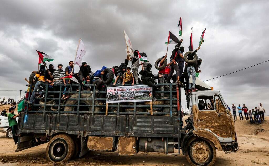 פלסטינים בהפגנות על גדר המערכת. | AFP פלסטינים בהפגנות על גדר המערכת. | AFP