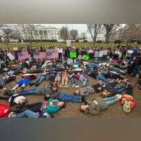 הפגנת שמאל מול הבית הלבן. | שאטרסטוק