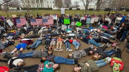 הפגנת שמאל מול הבית הלבן. | שאטרסטוק
