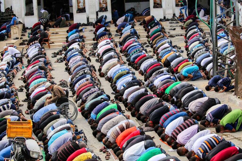 פלסטינים בהלוויה של הרוג בהתפרעויות ליד גדר המערכת בעזה. | AFP