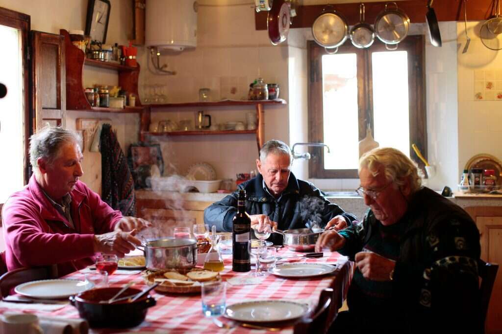 בני משפחת ענתי, מתוך הסרט "שלושה אחים ומערה". | תמר טל ענתי, באדיבות yes