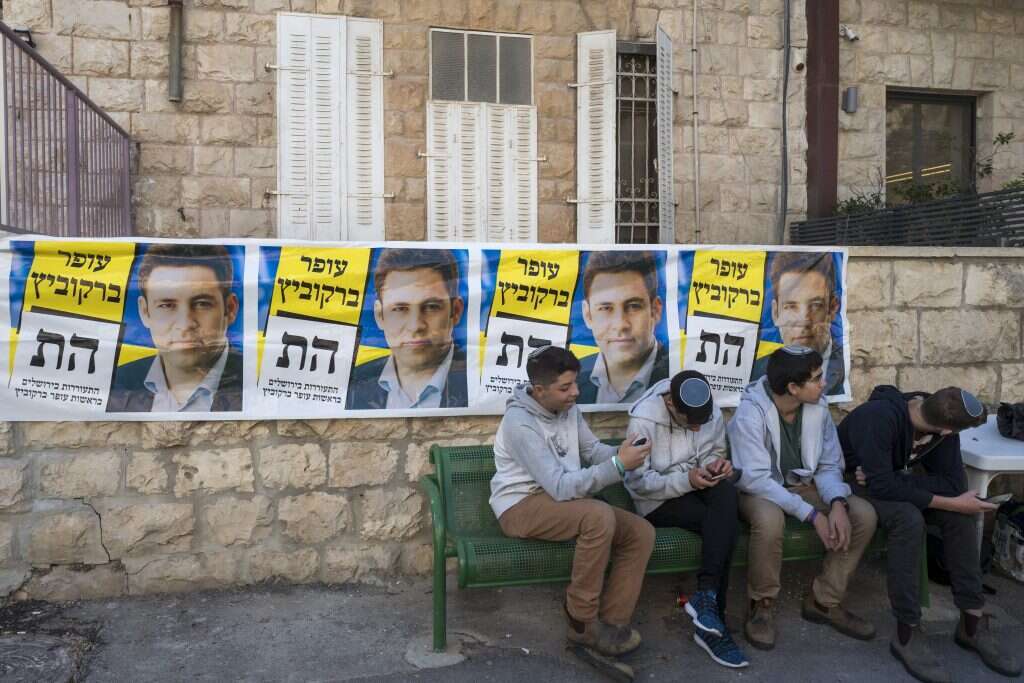 שלטי בחירות בירושלים. ברקוביץ' וליאון בסיבוב השני. | EPA