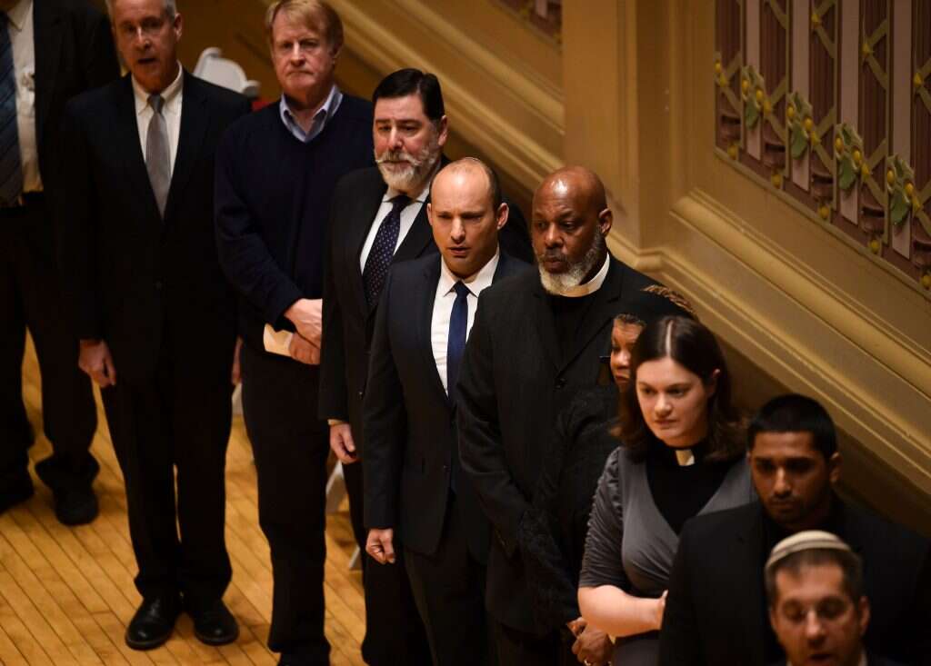 השר בנט בעצרת זכרון לנרצחי בית הכנסת הקונסרבטיבי "עץ חיים" בפיטסבורג. | AFP