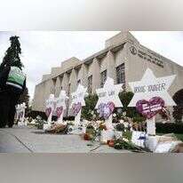 מיצג זיכרון לנרצחים, סמוך לבית הכנסת הקונסרבטיבי 'עץ חיים' בפיטסבורג. | EPA