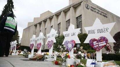 מיצג זיכרון לנרצחים, סמוך לבית הכנסת הקונסרבטיבי 'עץ חיים' בפיטסבורג. | EPA