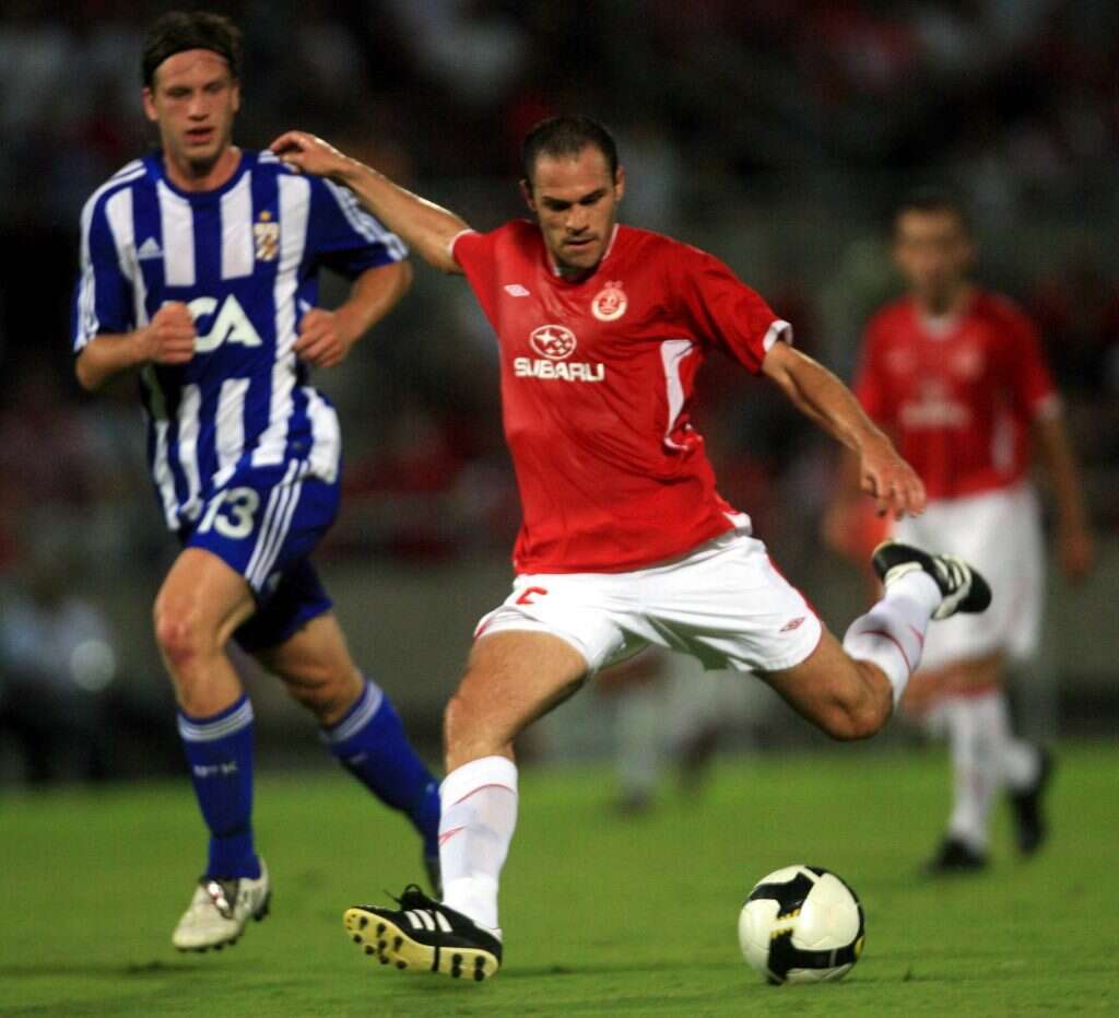 מיכאל זנדברג במדי הפועל תל אביב. | EPA מיכאל זנדברג במדי הפועל תל אביב. | EPA