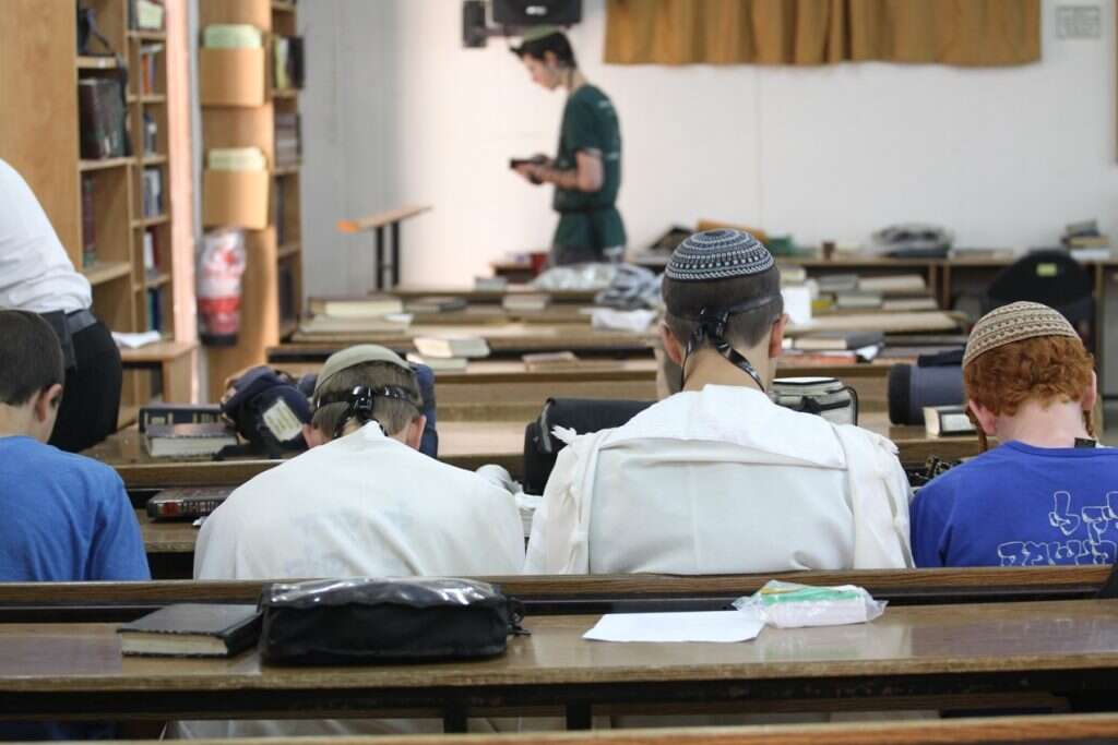 ישיבה תיכונית (למצולמים אין קשר לכתבה). | מרים צחי