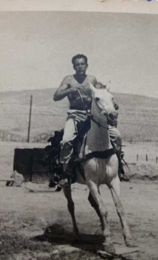 בימי התיישבותו בנגב. | מתוך האוסף הפרטי
