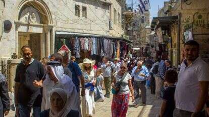 רחוב ויה דולורוזה בעיר העתיקה. | שאטרסטוק