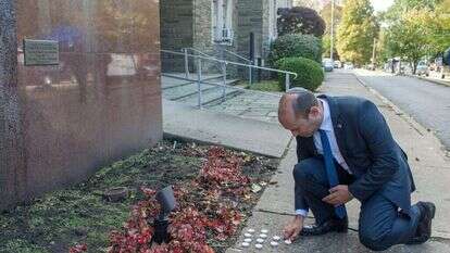 השר בנט מדליק נר מחוץ לבית כנסת "עץ חיים" בפיטסבורג. | אלכסי רוזנפלד