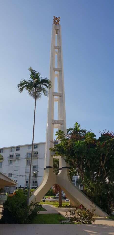 המגדל מחוץ לבית הכנסת שנשאר מימי הכנסייה