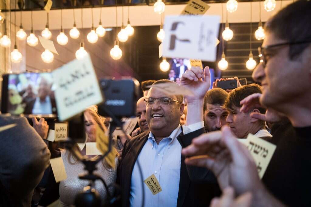 משה ליאון ותומכיו לאחר הבחירות. | הדס פרוש, פלאש 90