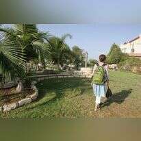 בין רשות הרבים לרשות היחיד. | אילוסטרציה: מרים צחי