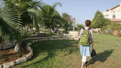 בין רשות הרבים לרשות היחיד. | אילוסטרציה: מרים צחי