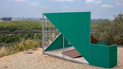 יחיאל שמי, הברות, 1980, ברזל והילה טוני נבוק,הרחבות 04 – חצר. | טל נסים