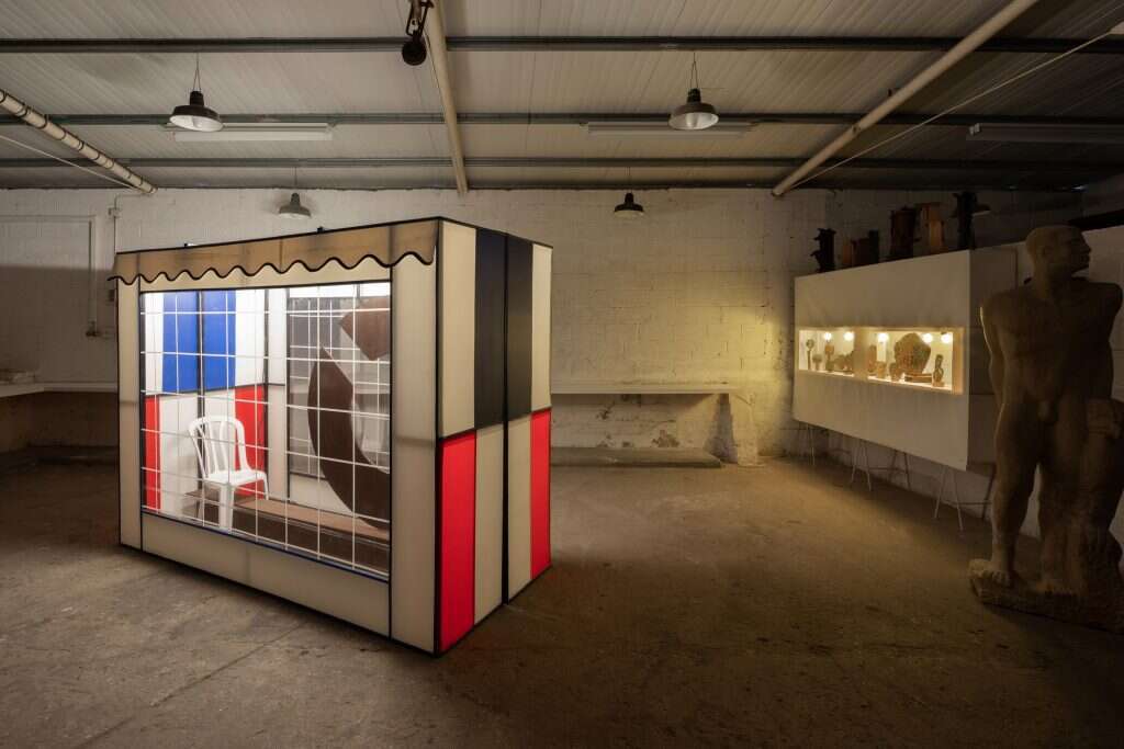 יחיאל שמי, פסל ברזל, 1996 והילה טוני נבוק, הרחבות 05 – מפגש שמי. | טל נסים