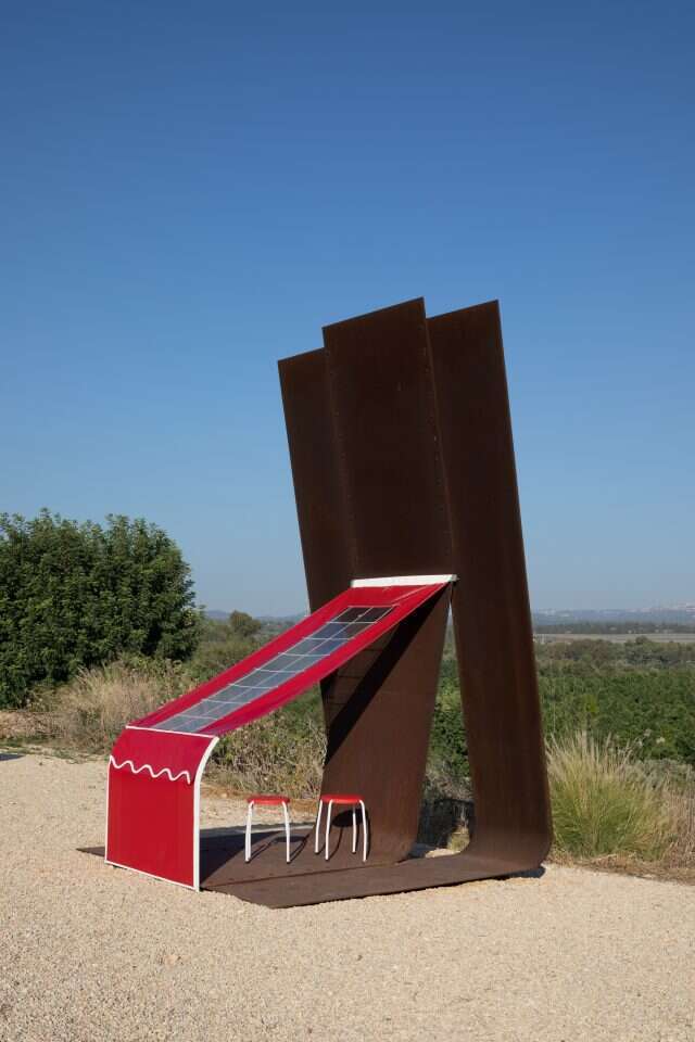 יחיאל שמי, פסל ברזל, 1990 והילה טוני נבוק, הרחבות 01- סגירת חורף. | טל נסים