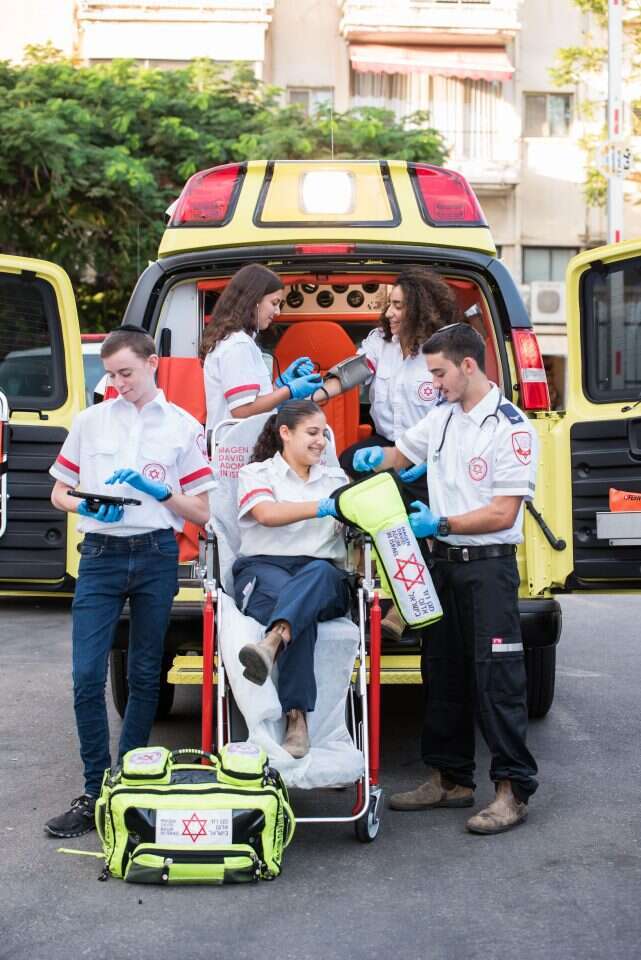 מתנדבים במד"א. | אביטל הירש