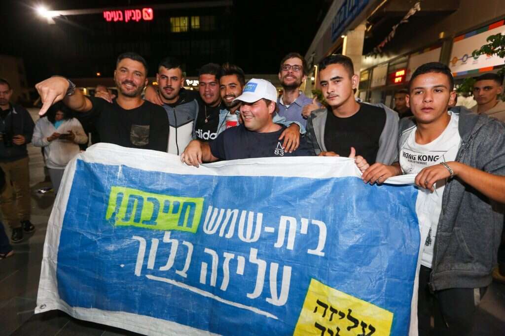תומכי עליזה בלוך חוגגים בבית שמש. | יעקב לדרמן, פלאש90 תומכי עליזה בלוך חוגגים בבית שמש. | יעקב לדרמן, פלאש90