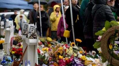 פינה לזכר הנרצחים בבית כנסת "עץ חיים" בפיטסבורג. | AFP פינה לזכר הנרצחים בבית כנסת "עץ חיים" בפיטסבורג. | AFP