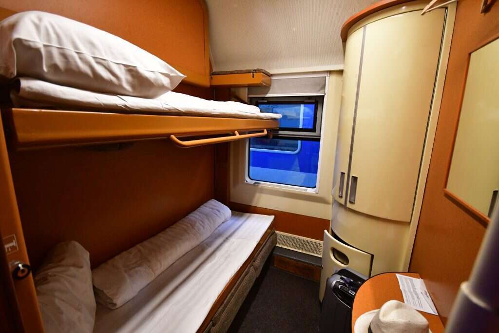 קרון לילה מבודפשט לבוקרשט. | יואל שתרוג- אדמה יוצרת קרון לילה מבודפשט לבוקרשט. | יואל שתרוג- אדמה יוצרת